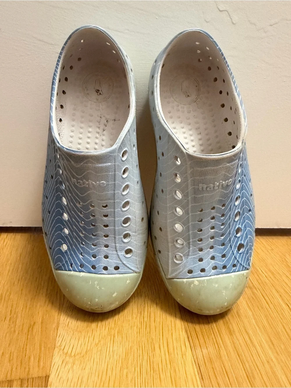 Native Kids Slip-On Water Shoes in Light Blue and White Waves 🌊